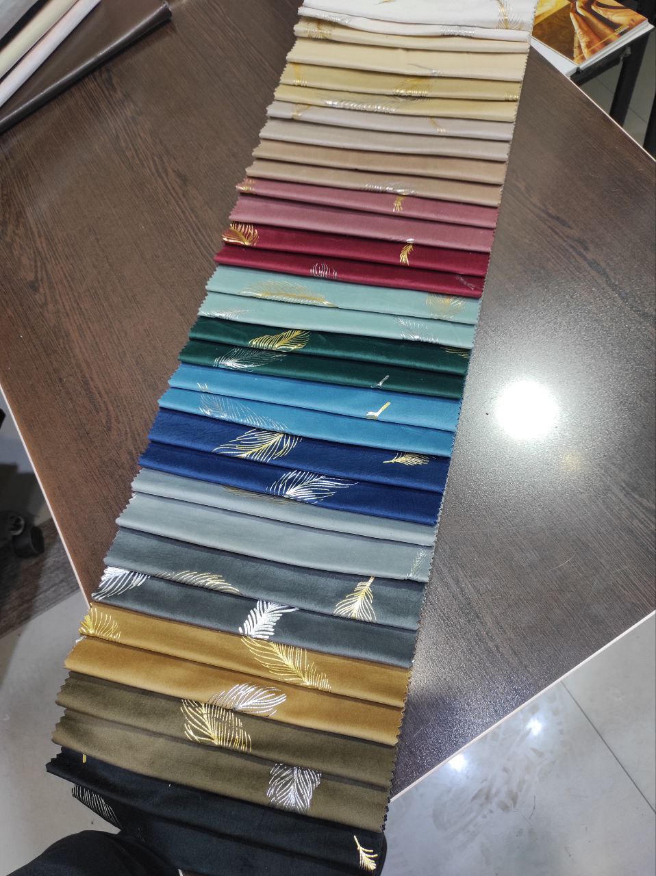 مخمل طلاکوب پر